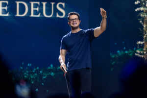 Deive Leonardo retorna à Netflix com especial inédito e encerra turnê com mensagem de fé e transformação