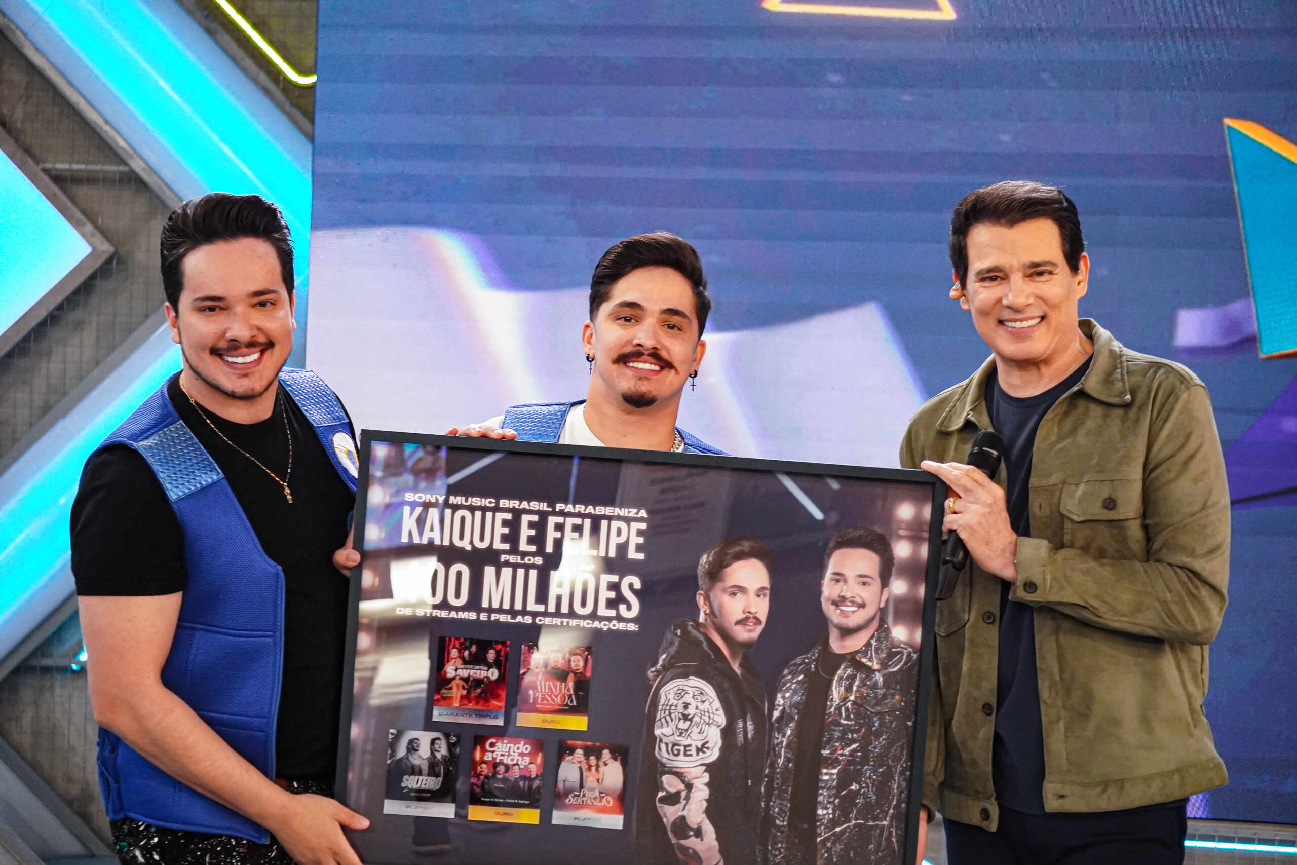 Kaique e Felipe são surpreendidos ao vivo no palco do Domingo Legal 2 Foto: Eduardo Domingues @eduardogominguesfilms
