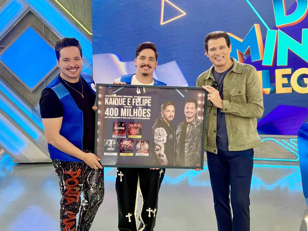 Kaique e Felipe são surpreendidos ao vivo no palco do Domingo Legal Foto: Eduardo Domingues @eduardogominguesfilms