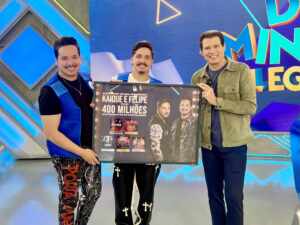 Kaique e Felipe são surpreendidos ao vivo no palco do Domingo Legal