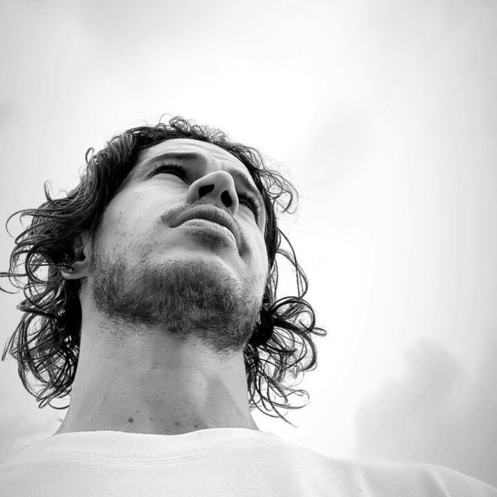 José Loreto surge como Chorão em filmagens de cinebiografia em Santos José Loreto surge como Chorão em filmagens de cinebiografia em Santos - Foto: instagram