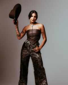 Ana Castela relembra trajetória e emociona fãs em vídeo sobre 70a Festa do Peão de Barretos