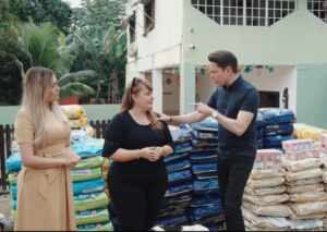 Bispo Bruno Leonardo doa mais de R$ 150 mil e leva oração ao Doce Lar abrigo de animais.