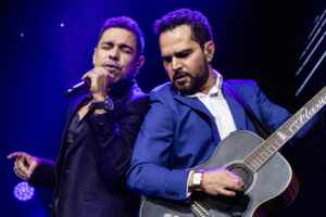 Zezé Di Camargo e Luciano emocionam Barretos com participação em DVD de Ana Castela