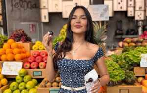 Flay surge deslumbrante em registro de férias em Ibiza