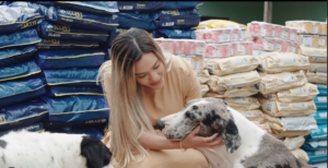 Bispo Bruno Leonardo doa mais de R$ 150 mil e leva oração ao Doce Lar abrigo de animais.