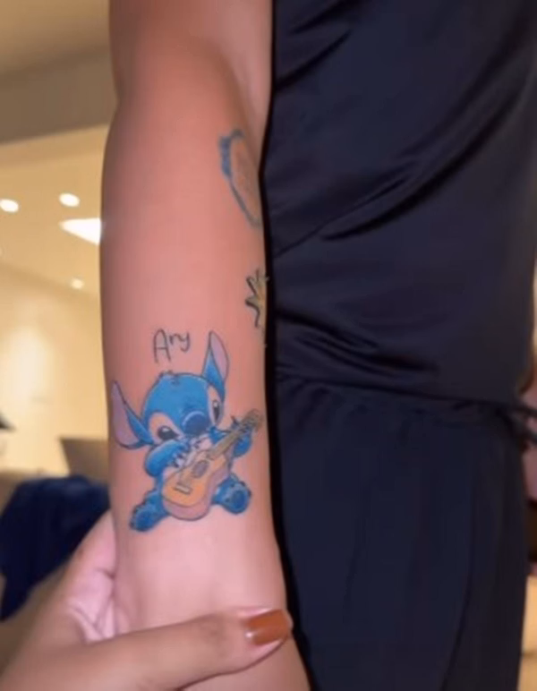 João Gomes tatua nome de Ary Mirelle com desenho de Stitch e emociona fãs com homenagem 5 Tatuagem Joao Gomes