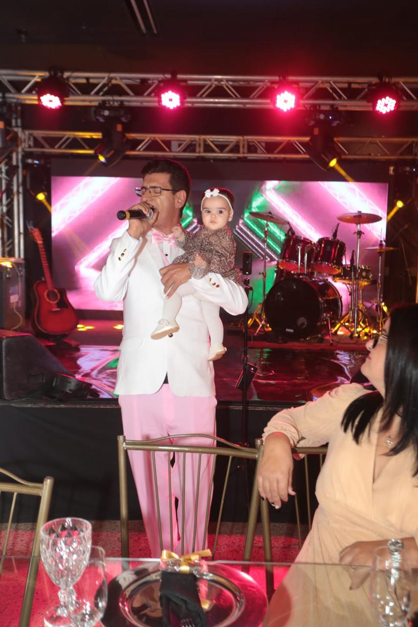 Beth Guzzo e Milene Pavorô prestigiam aniversário do tarólogo Val Couto e do cantor Kaddu Smith 11 Val Couto e sua sobrinha Melinda - Crédito da Foto: Miro Fotografia / Divulgação