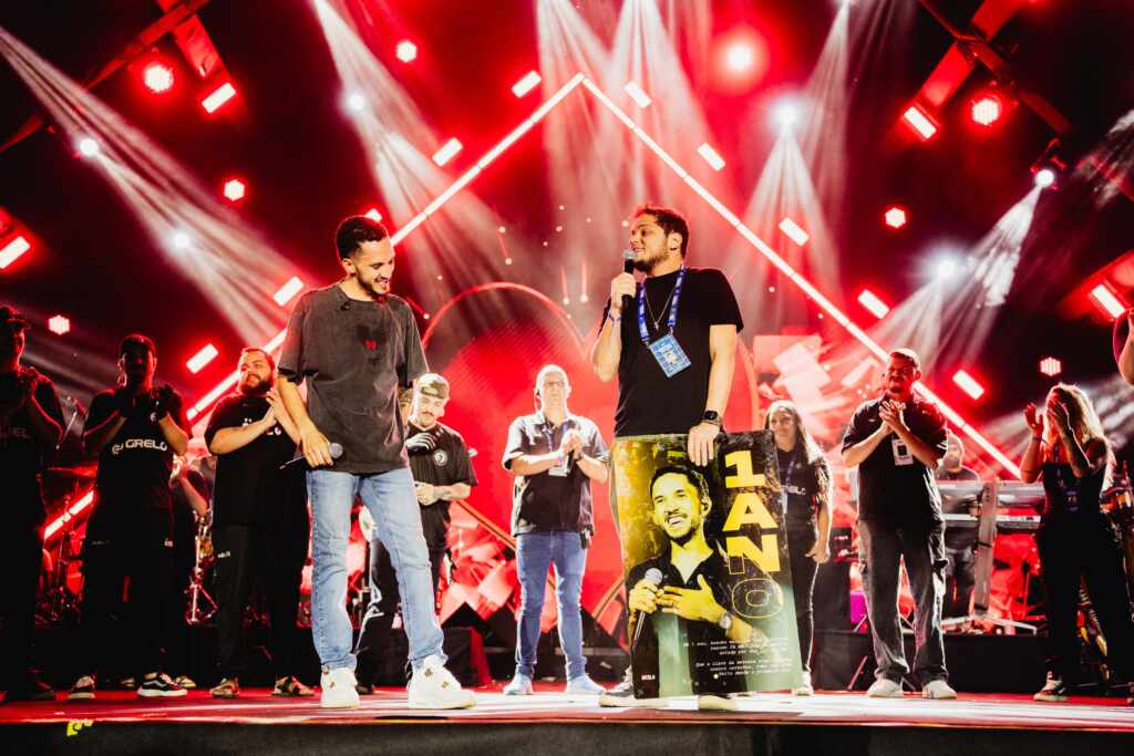 Grelo recebe homenagem surpresa da equipe e celebra 1 ano de carreira nos palcos WhatsApp Image 2025 08 17 at 20.02.55