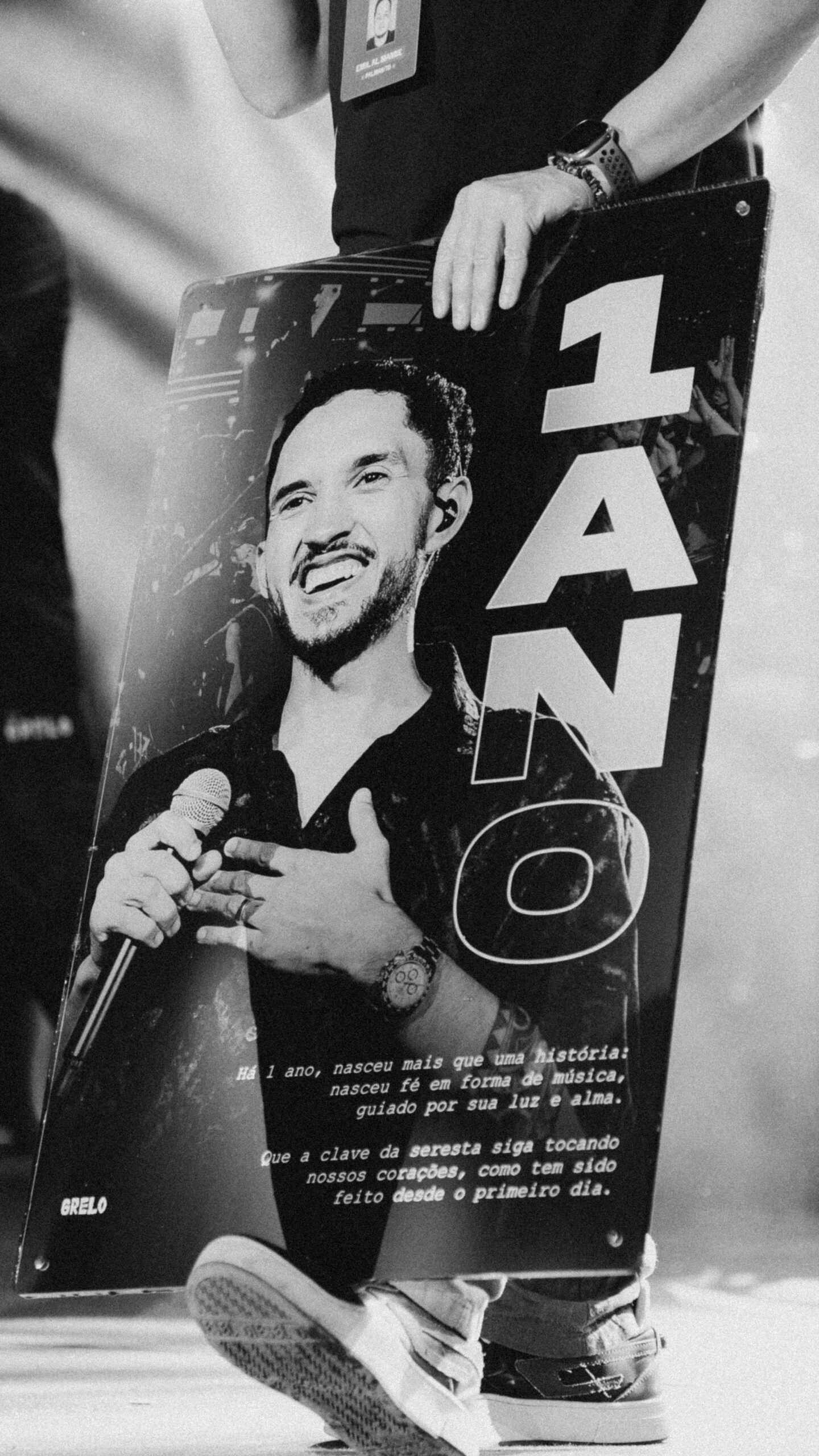 Grelo recebe homenagem surpresa da equipe e celebra 1 ano de carreira nos palcos 17 WhatsApp Image 2025 08 17 at 20.02.56 scaled