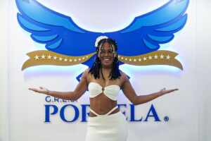 Marvvila visita o barracão da Portela pela primeira vez