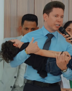 Bispo Bruno Leonardo doa R$ 100 mil para criança com paralisia cerebral