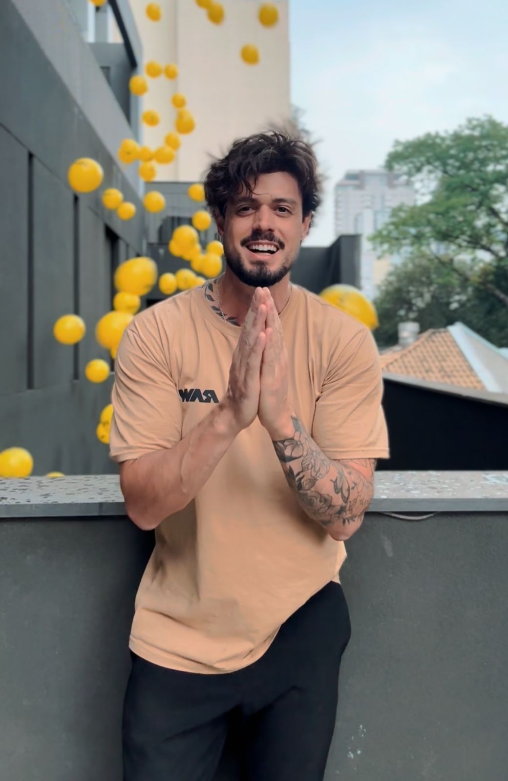 MIL balões amarelos tomaram conta de São Paulo no lançamento de “A Festa”, novo single de Camillo Merachi 11 0c5b4e9c fd33 46af 937c a5b92d0eaf21