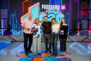 Programa do João agita o fim de noite com Duelo de Gerações e mostra bastidores de A Praça é Nossa