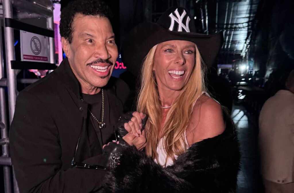 Adriane Galisteu realiza sonho ao conhecer Lionel Richie nos bastidores do The Town Adriane Galisteu tieta Lionel Richie no The Town - Foto: Instagram