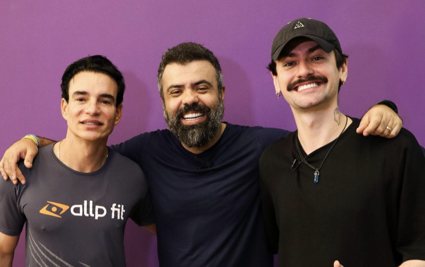Anderson Franco, CEO da Allp Fit, acompanhado de Igor Coelho e Gianluca Eugênio do Flow Podcast. Créditos: Divulgação
