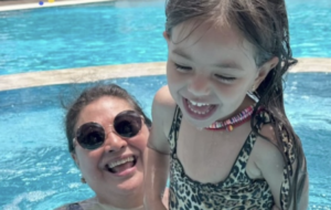 Duda Nagle homenageia Kika Sato no aniversário de 73 anos e Sabrina emociona com declaração