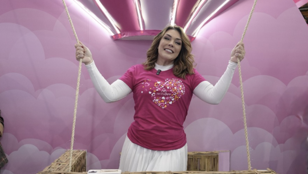 Simony brilha no stand da AnyLovy durante a Beauty Fair Captura de Tela 2025 09 10 as 11.25.07