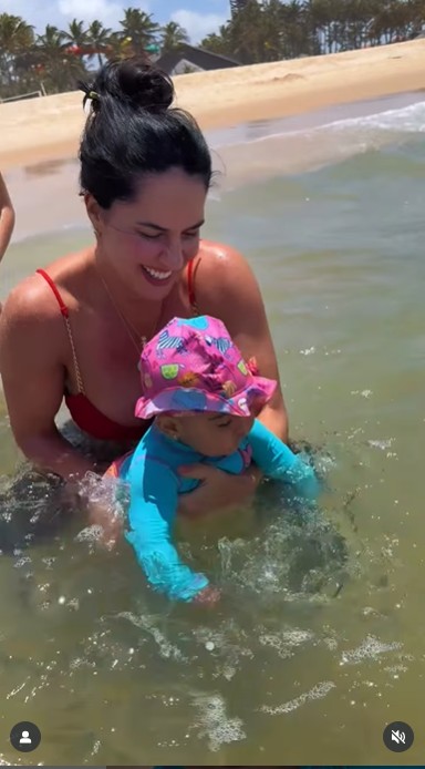 Graciele Lacerda leva filha à praia pela primeira vez