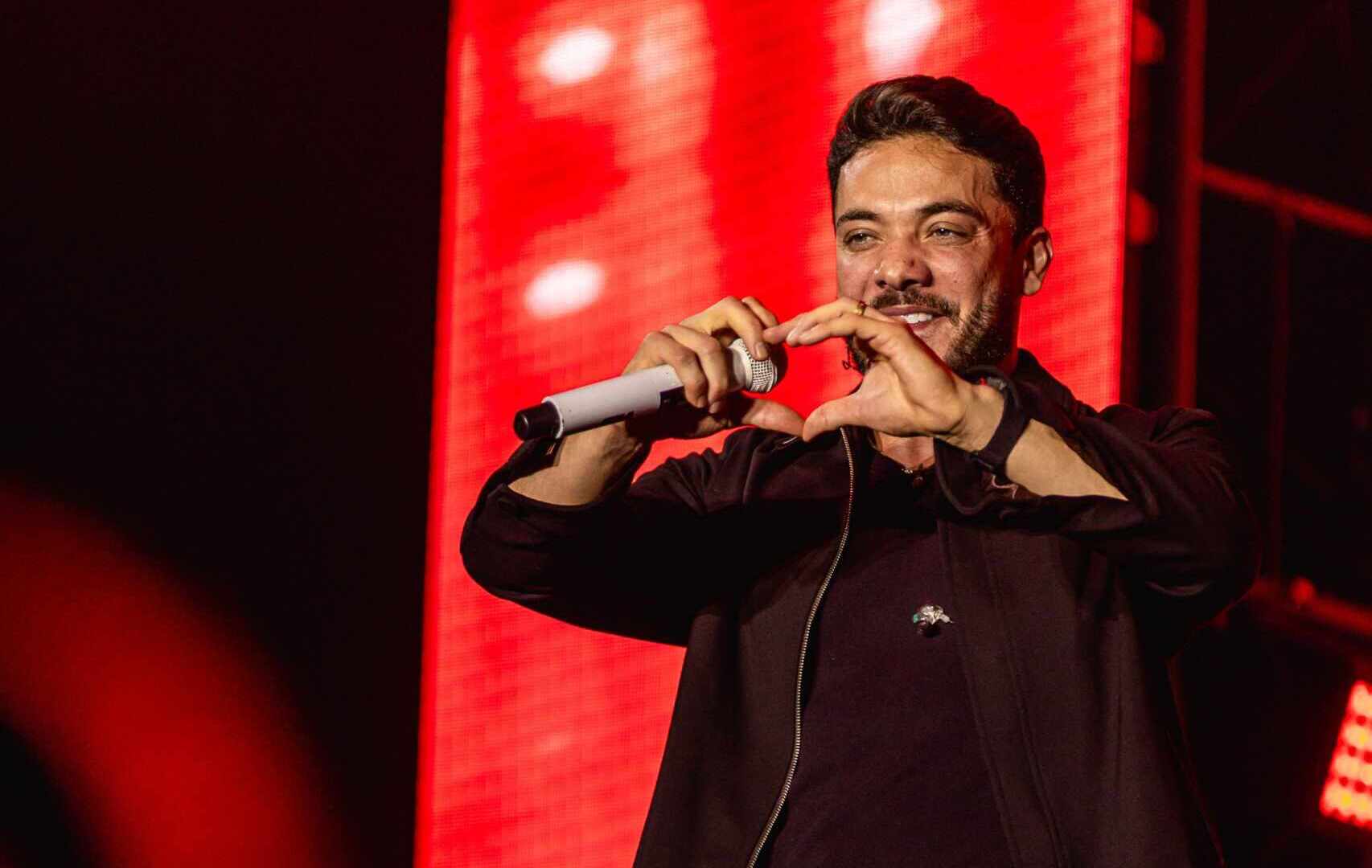 Wesley Safadão comemora aniversário no palco do Garota VIP RJ