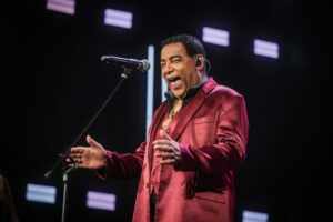 Raça Negra lota Espaço Unimed com a estreia da turnê ‘Me Leva Junto Com Você’