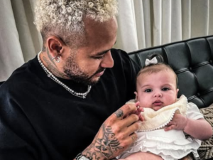 Neymar Jr. celebra “nova santista” da família com foto da filha Helena