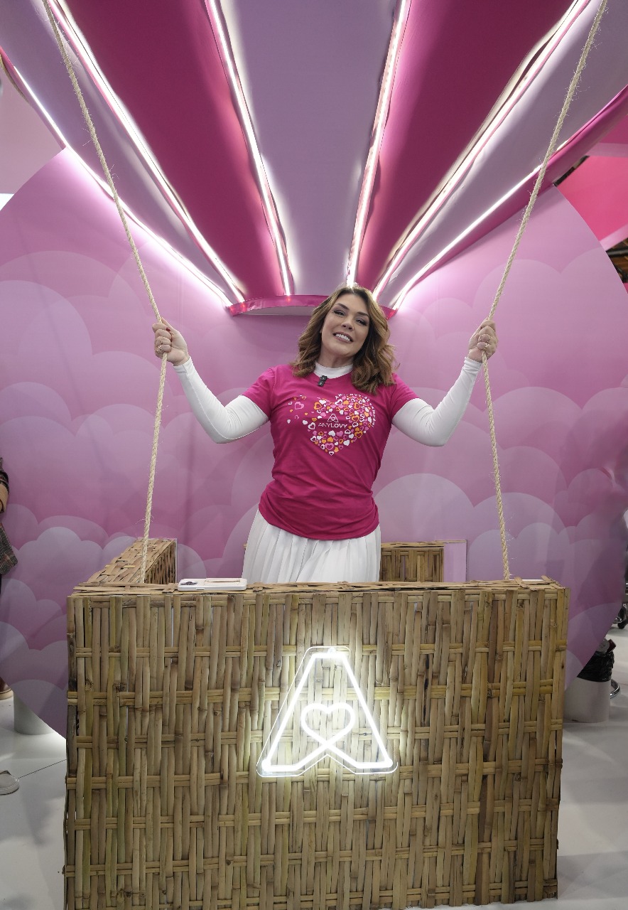 Simony brilha no stand da AnyLovy durante a Beauty Fair 5 PHOTO 2025 09 10 11 14 14