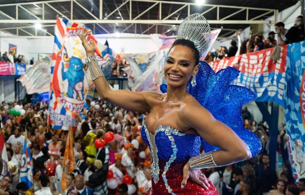 Rainha de bateria Savia David