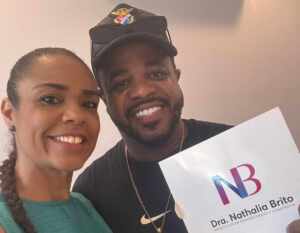 Médica e musa, Nathalia Brito assume acompanhamento de saúde do mestre de bateria da União da Ilha