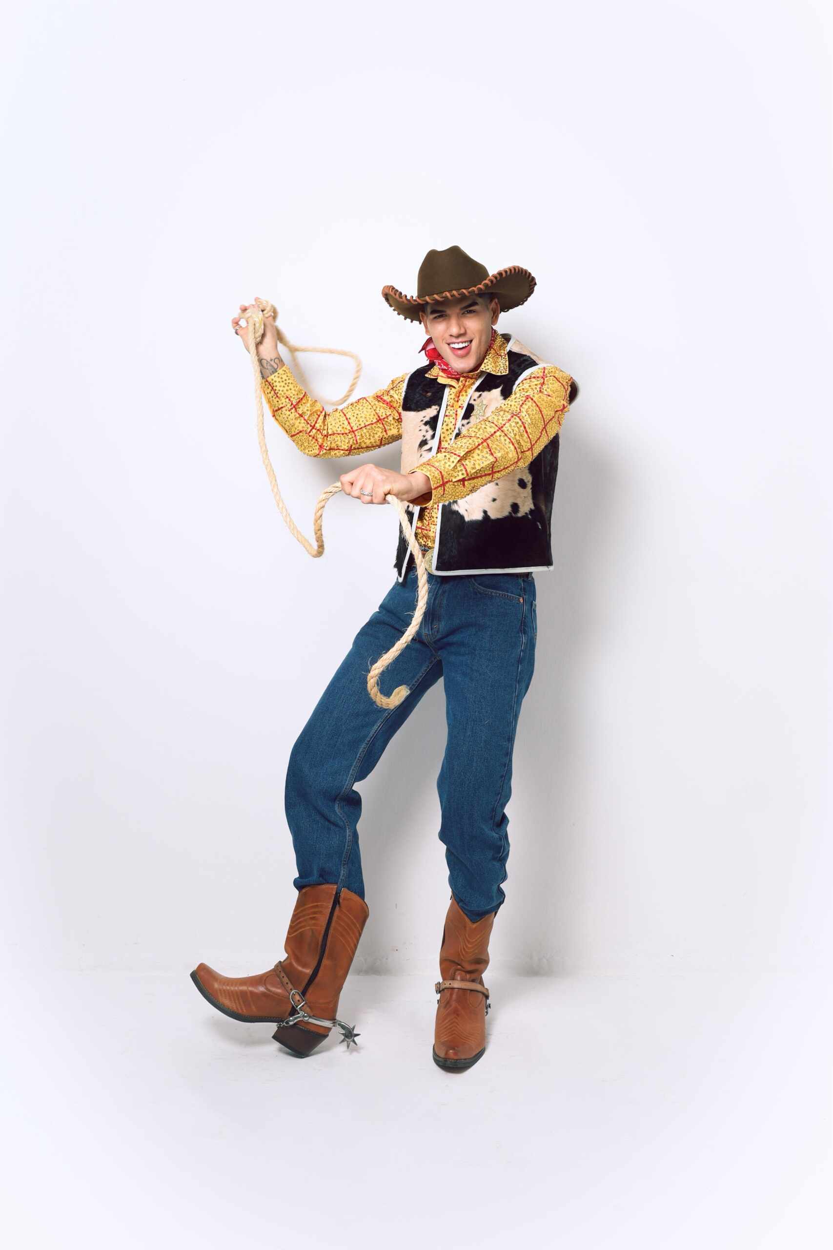 Zé Vaqueiro, Aviões Fantasy, Woody, Toy Story, Xand Avião, forró, música nordestina, festa à fantasia, show, entretenimento, Brasil - Foto: TextoMaisIdeias