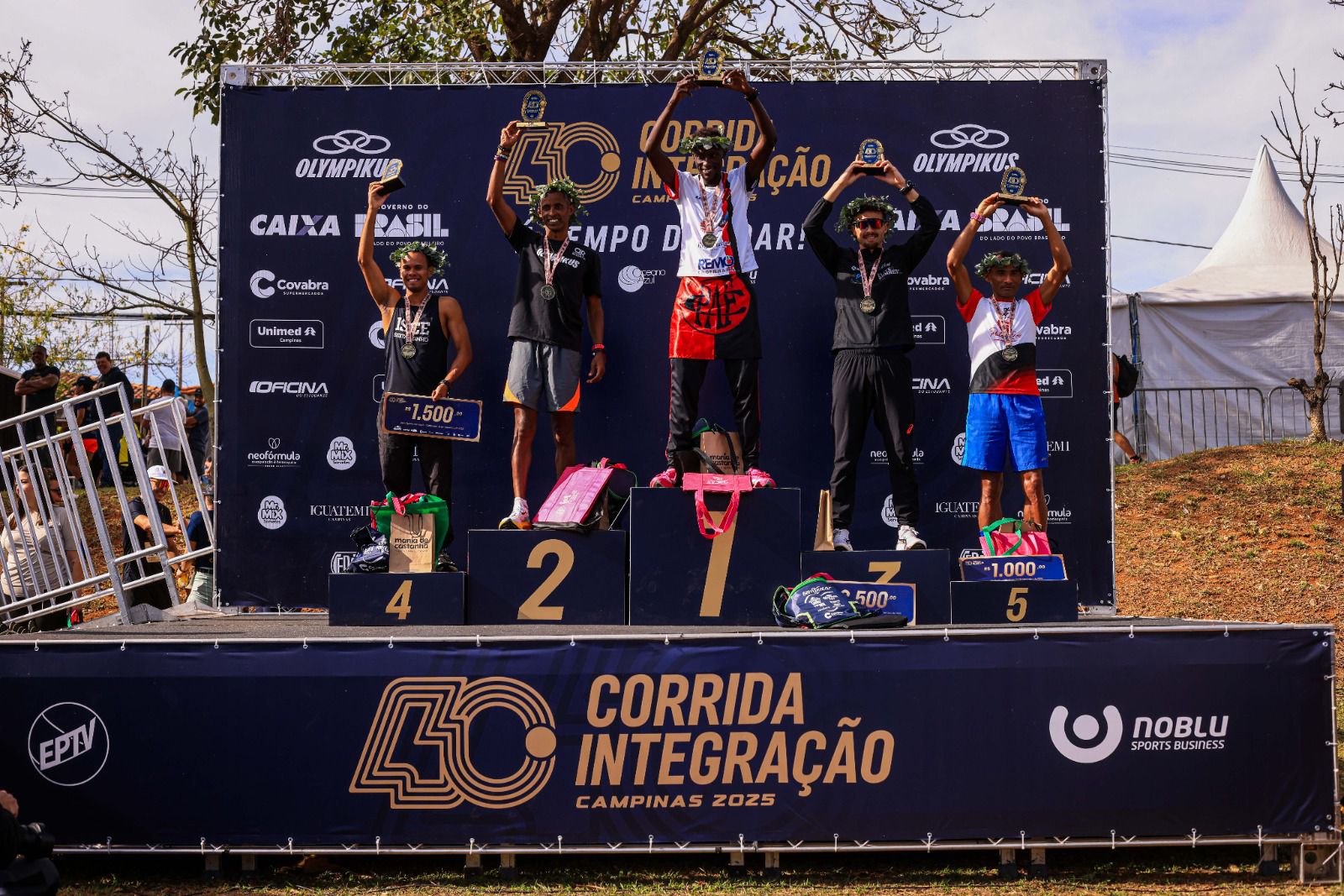 Pódio Masculino de 21 km: queniano Wilson Mutua Maina conquistou o primeiro lugar da categoria com o tempo de 01h04m32s - Crédito: Rogério Capela