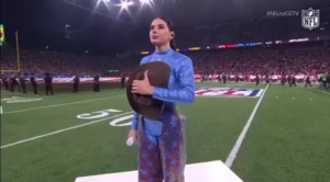 Ana Castela emociona torcida ao cantar hino nacional em partida da NFL em São Paulo