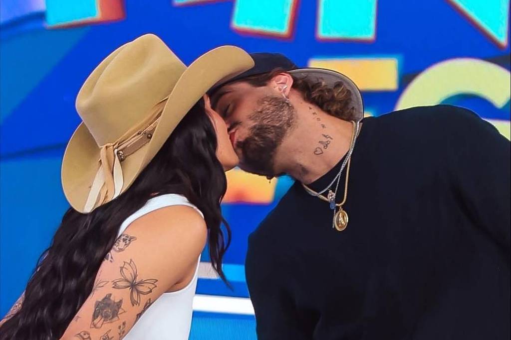 Ana Castela e Zé Felipe trocam beijo no Domingo Legal e web vai à loucura Ana Castela e Zé Felipe no Domingo Legal (SBT) - Divulgação/SBT