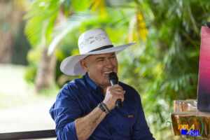 Carlos Barbosa estreia no comando do programa “Viola Brasil” na Rede Família