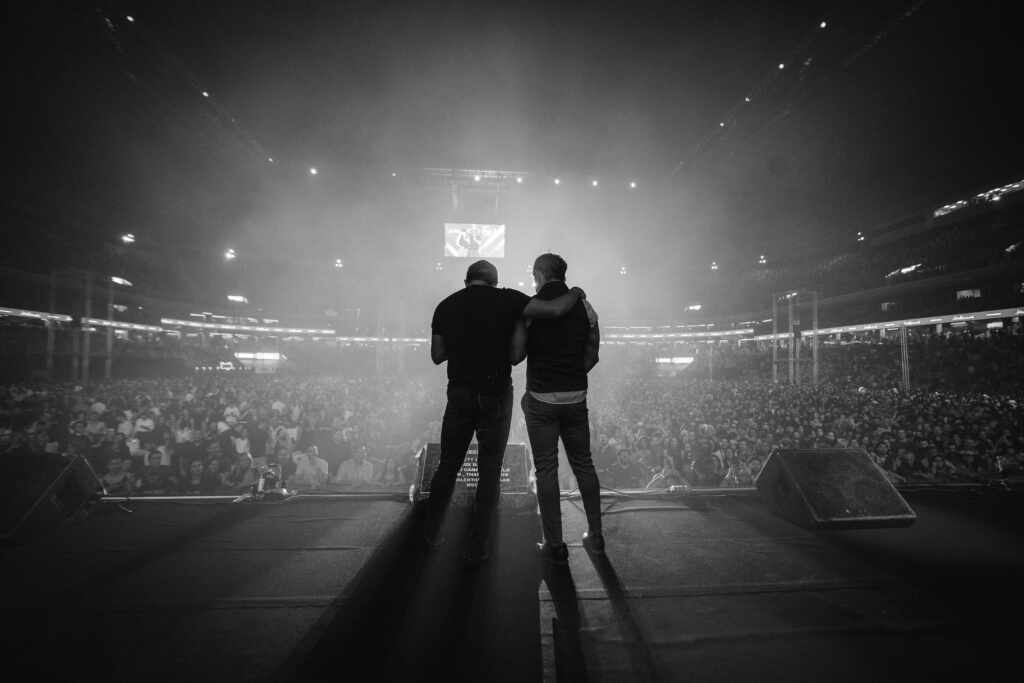 Zezé Di Camargo e Luciano fazem apresentação memorável em BH @isamilani1 / Caldi