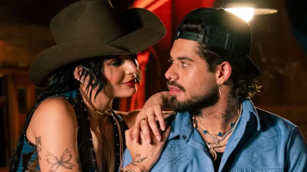 Ana Castela e Zé Felipe cantam "Sua Boca Mente" durante passeio de barco