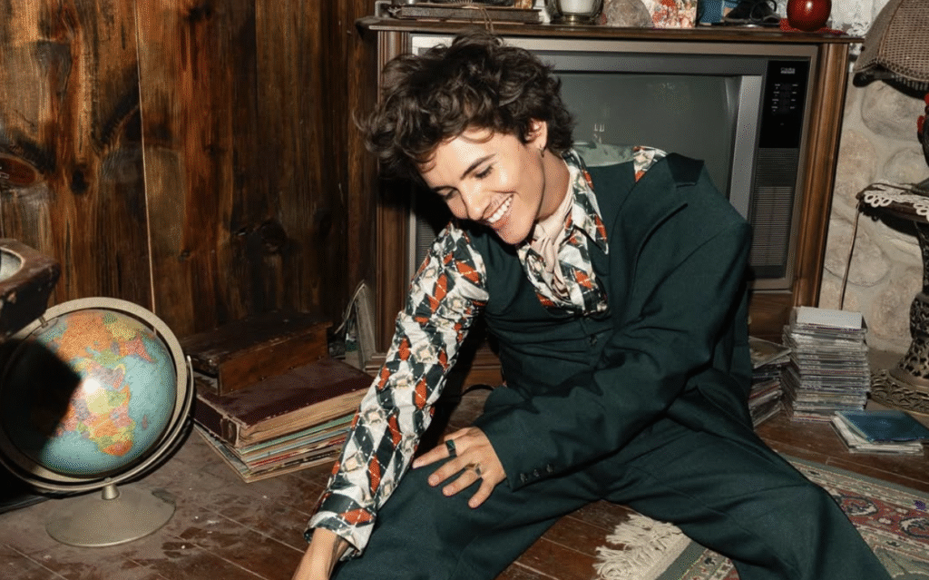 Cantor Noah Urrea dá pontapé inicial em sua carreira solo com o single “Belly Dance”