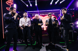 Henry Freitas anima casamento de Mari Fernandez e Julia Ribeiro com show completo