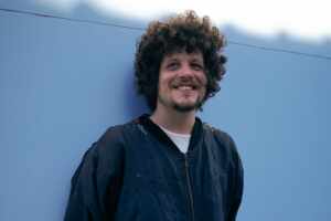 Chico Chico lança álbum e turnê “Let It Burn / Deixa Arder” e abre nova fase da carreira