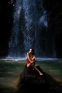 Anne Louise aproveita mini-férias em Bali durante tour pela Ásia