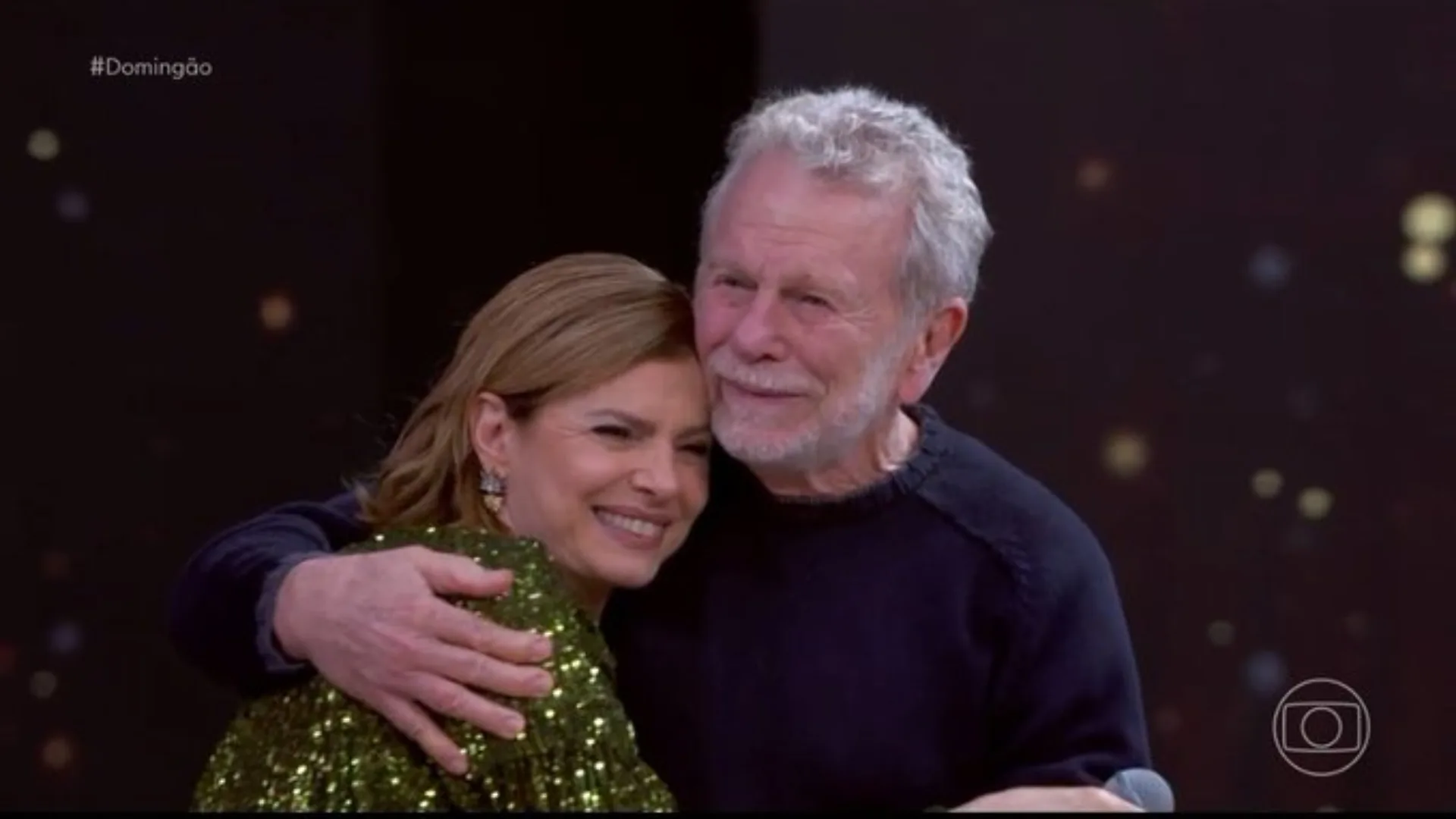 Débora Bloch é surpreendida pelo pai no palco do Domingão