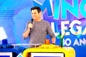 Claudia Leitte agita o palco do Domingo Legal ao vivo neste domingo (5)