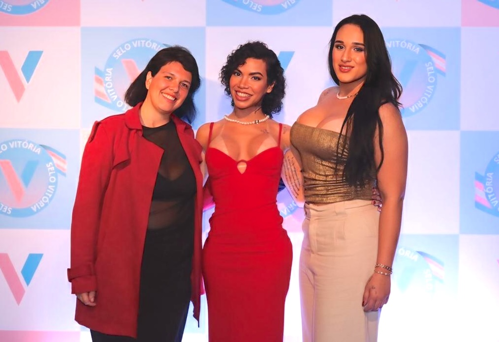 Selo Vitoria anuncia nova embaixadora trans, ultrapassa 5 mil cadastros e recebe convite de expansão internacional para a Espanha Fada (Fundadora e CMO), Vitória Guarizo (Co-Fundadora e CEO) e Daniela Porto (COO) do Selo Vitoria | Crédito da Foto: Marcello Fim / Divulgação