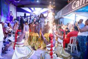 Índia Zurich é coroada rainha de bateria em noite de festa