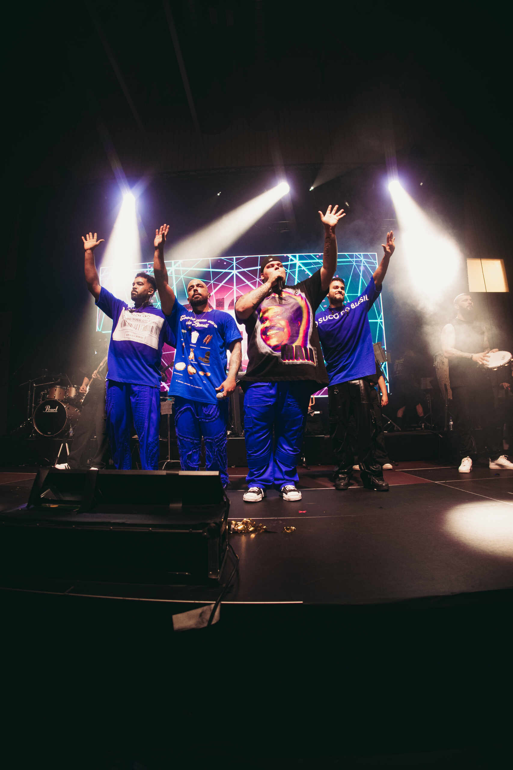 Com todos os shows esgotados Menos é Mais encerra turnê na Europa 2 Menos e Mais por @mebedian 1 scaled