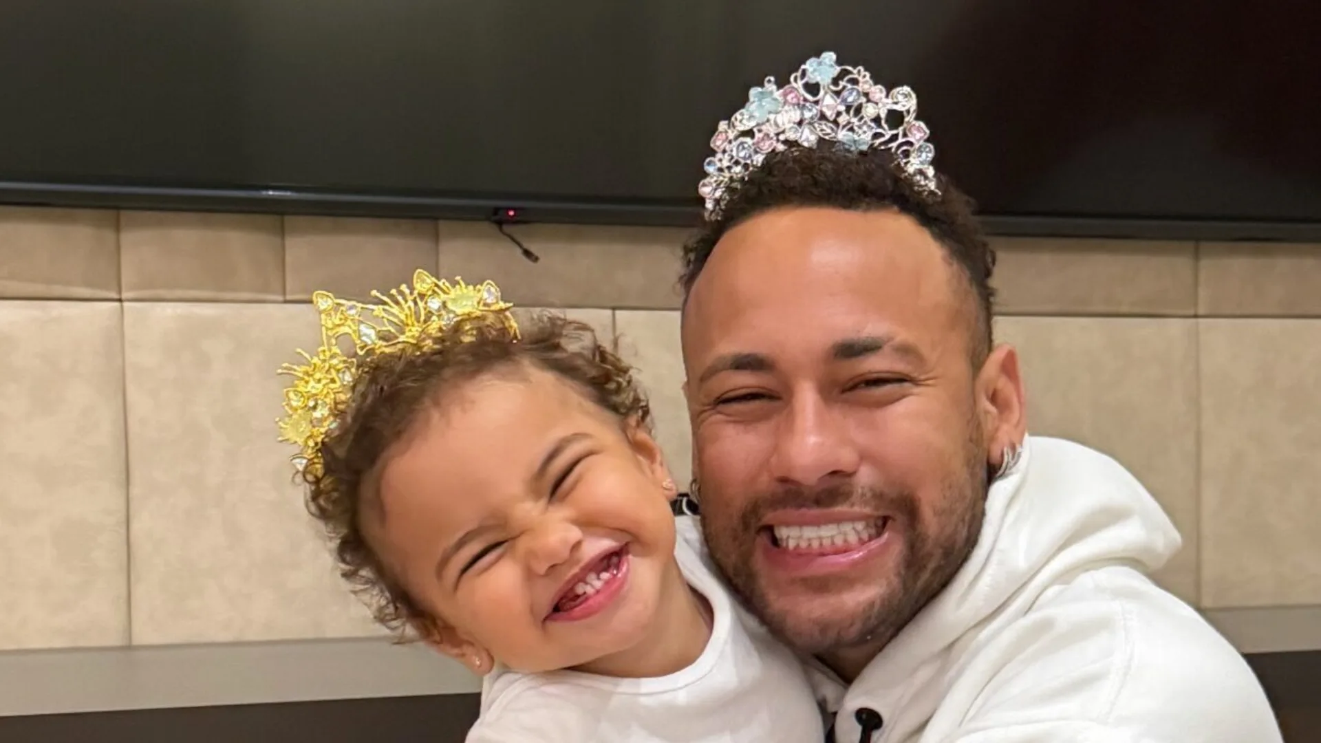 Neymar dança vestido de fada para alegrar a filha, Mavie