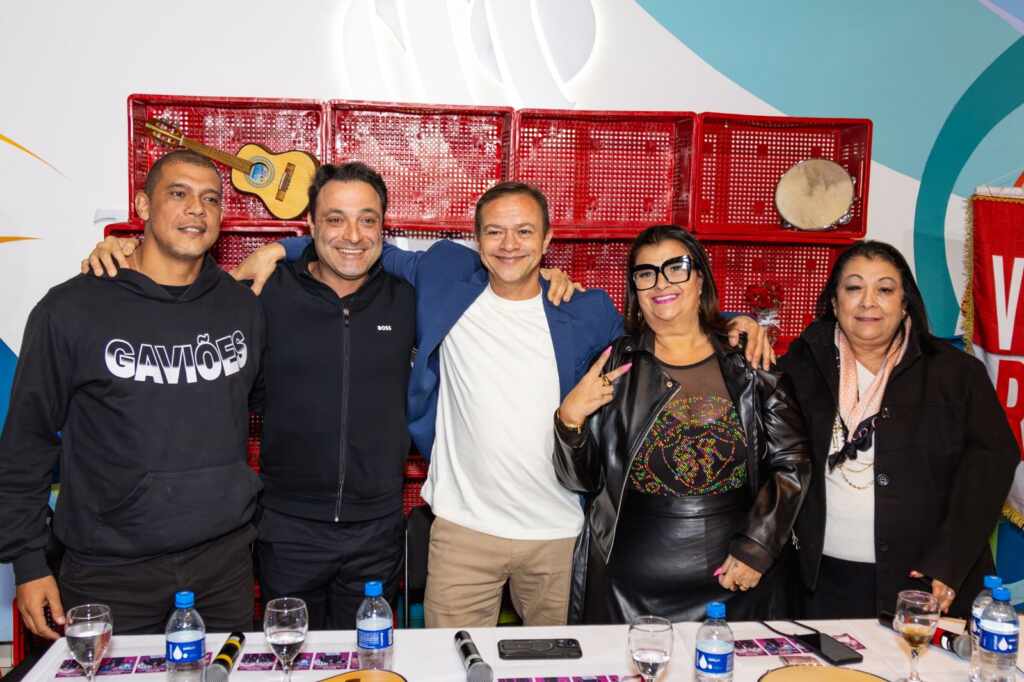 Pré-Carnaval 2026: um encontro histórico une Rio e São Paulo em celebração ao samba Da esquerda para a direita: Ale, presidente da Gaviões da Fiel; Christian Tedesco, presidente do Grupo Tom Brasil (proprietário do Tokio Marine Hall); Rinaldo Mantega, presidente da Nenê de Vila Matilde; Solange Cruz, presidente da Mocidade Alegre; e Ângelina Basílio, presidente da Rosas de Ouro — “Aqui é Brasilândia, porra!” 💙💛 📸 Foto: Geovani Moreira