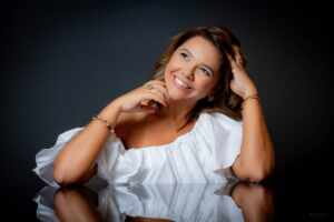 “Consciência financeira é um ato de amor-próprio”, diz Finance Controller Heloísa Cristina Lima