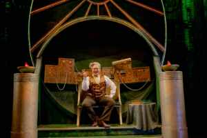 Tiago Abravanel assume o papel do Mágico de Oz em temporada especial de Wicked