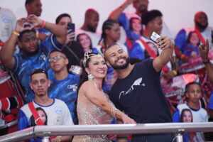 Vanessa Rangeli cai no samba com a Niterói na quadra do Salgueiro